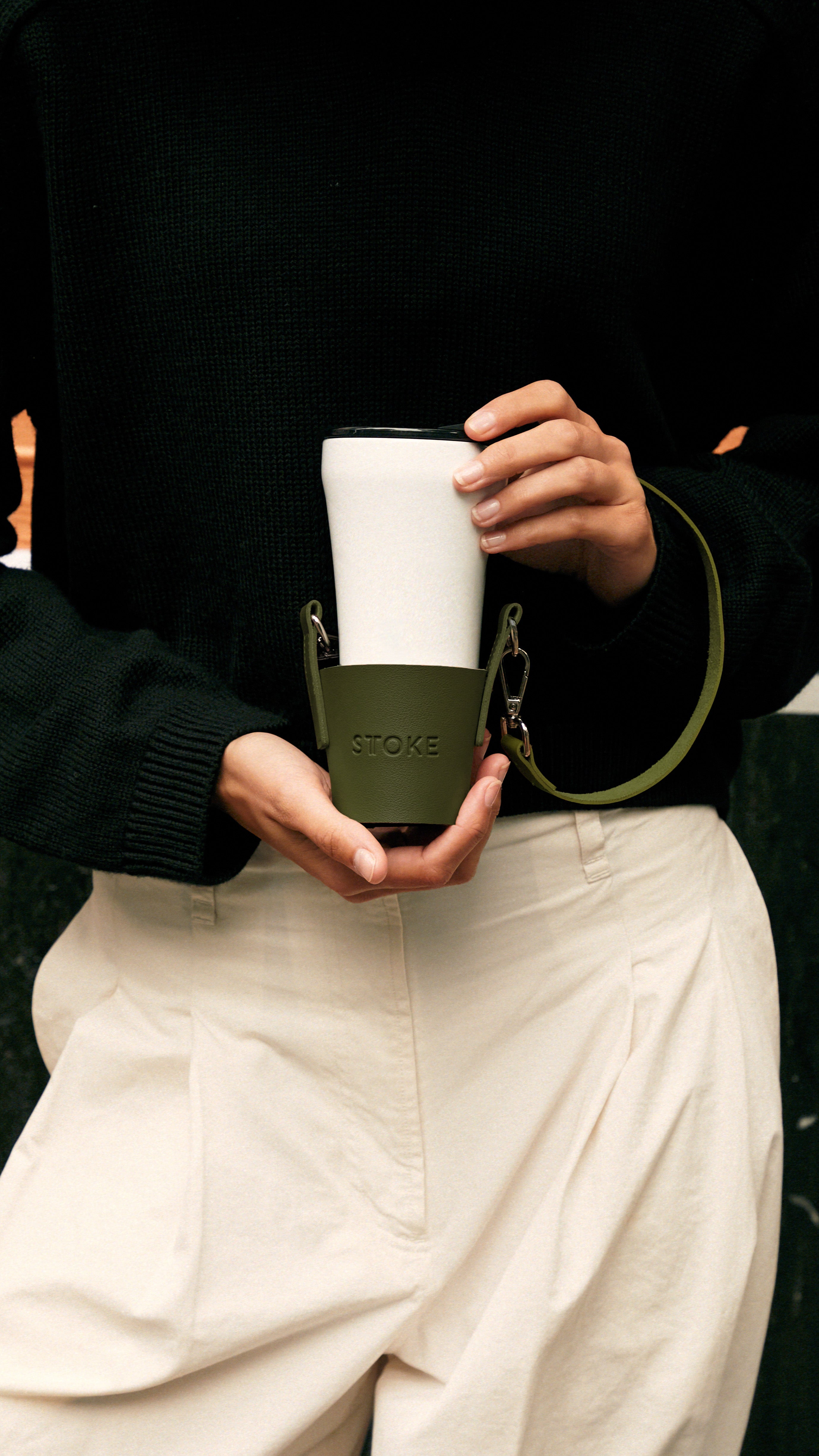 STTOKE cup in an olive green Kerrie sleeve